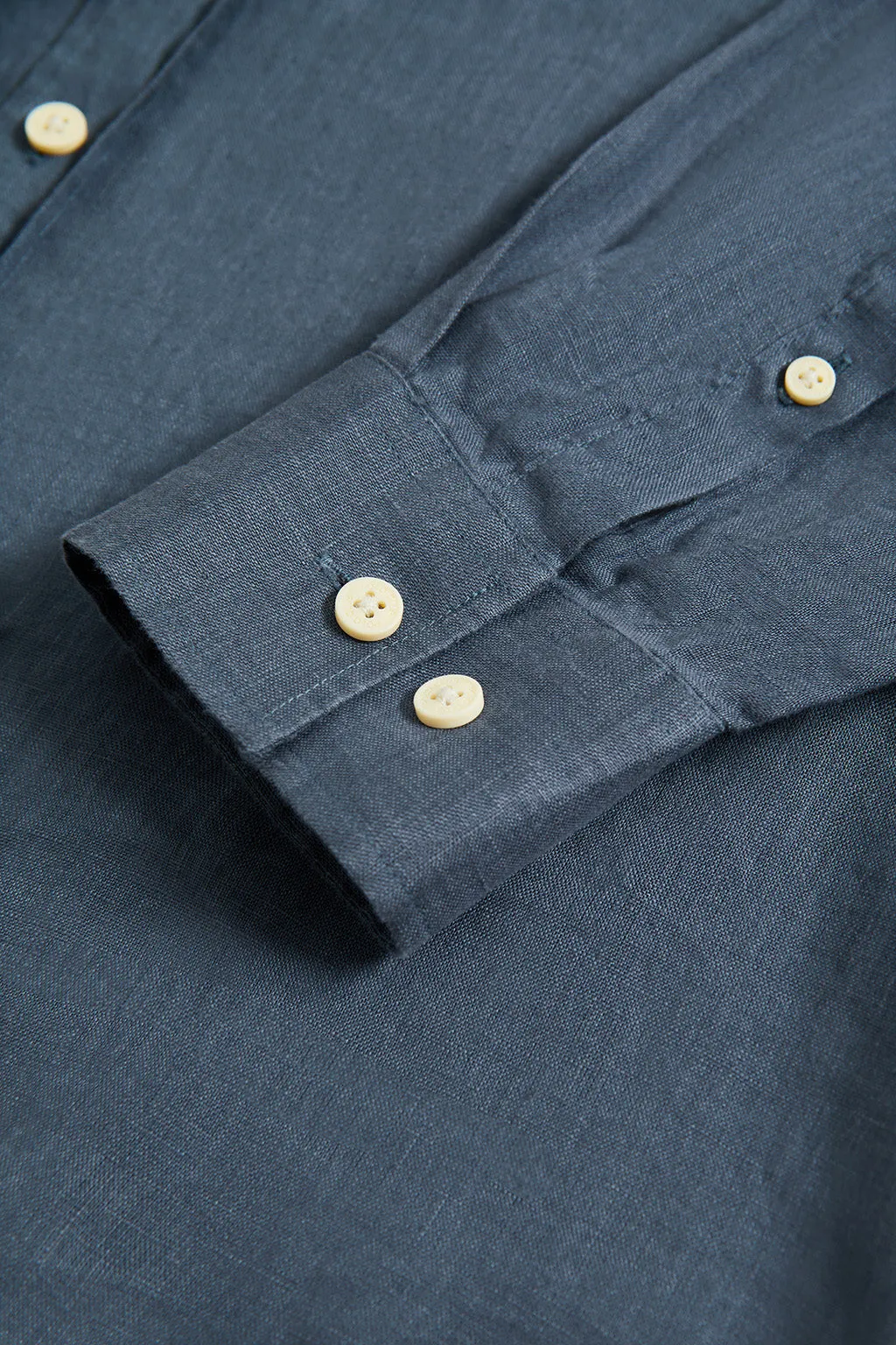 Camisa de lino azul denim con cuello mao y logo bordado